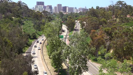 El-Tráfico-Se-Mueve-A-Lo-Largo-De-Una-Autopista-De-California-Cerca-De-San-Diego-3