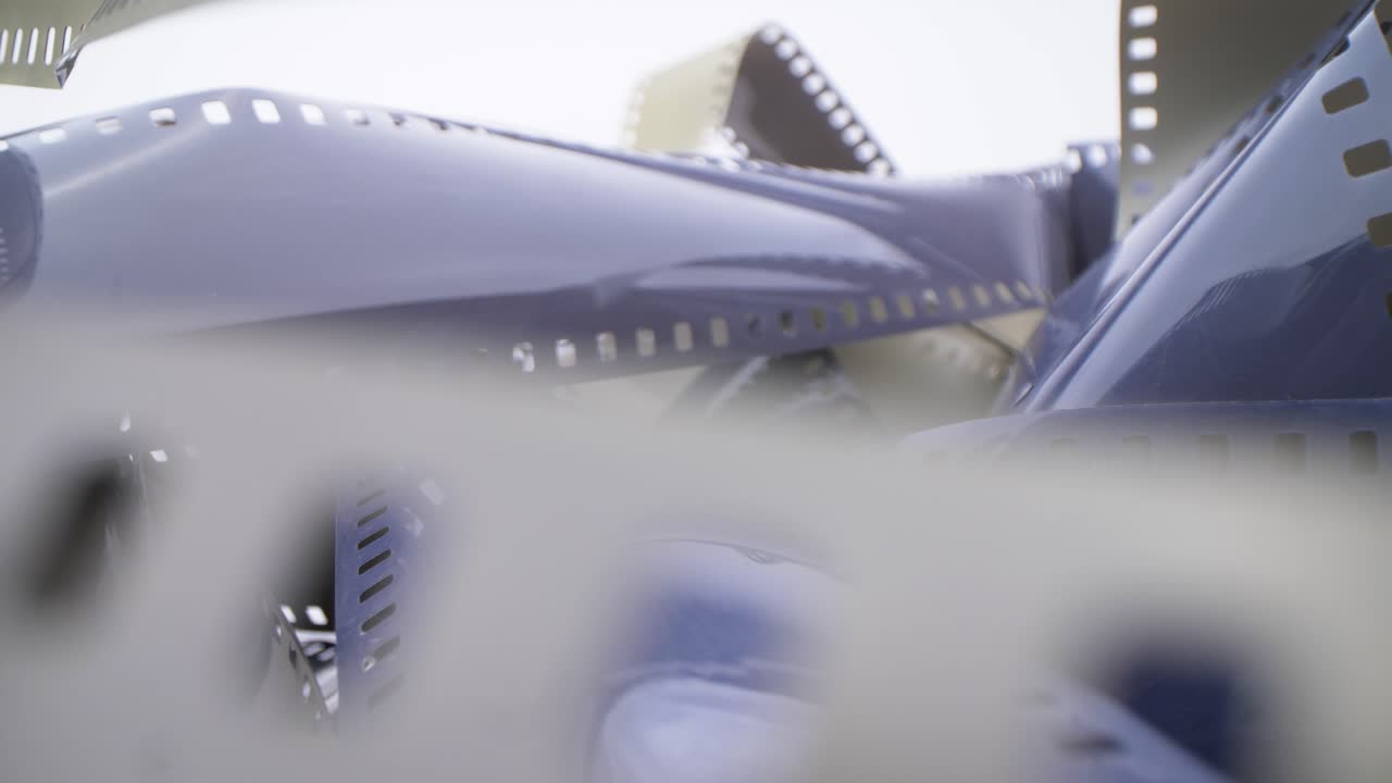 이전 필름 스트립을 통해 들어오는 카메라의 뒤로 이동