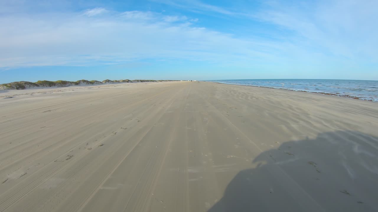 코퍼스 크리스티 텍사스 미국 근처 노스 파 드레 섬 국립 해변의 조용한 해변에서 오프로드 차량을 운전하는 동안 pov