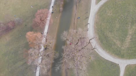 cascadas en el jardín inglés de munich con un drone dji mavic air