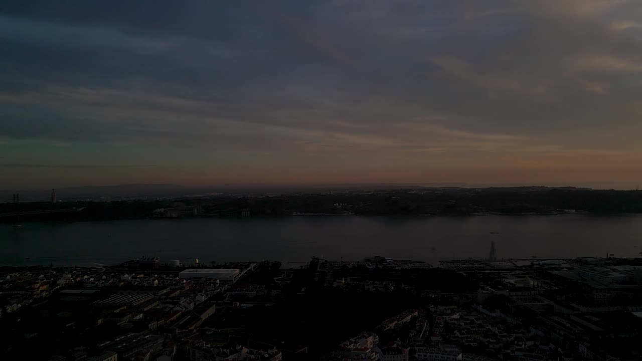 потрясающий вид с воздуха на реку таго во время великолепного заката