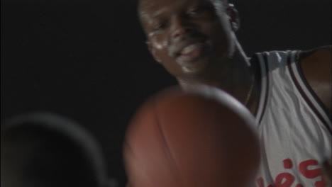 Drei-Männer-Spielen-Basketball-Auf-Einem-Hallenplatz-1