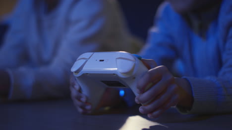 cerca de dos niños pequeños en casa jugando con consola de juegos de computadora en la tv sosteniendo controladores tarde en la noche 6