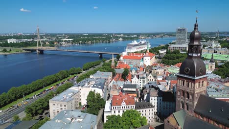 Flug-In-Der-Nähe-Des-Rigaer-Doms-–-4K-Filmaufnahme-Einer-Drohne-–-Riga-–-Lettland