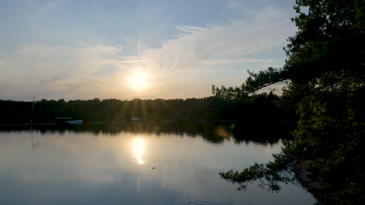 조용한 해가 지는 호수