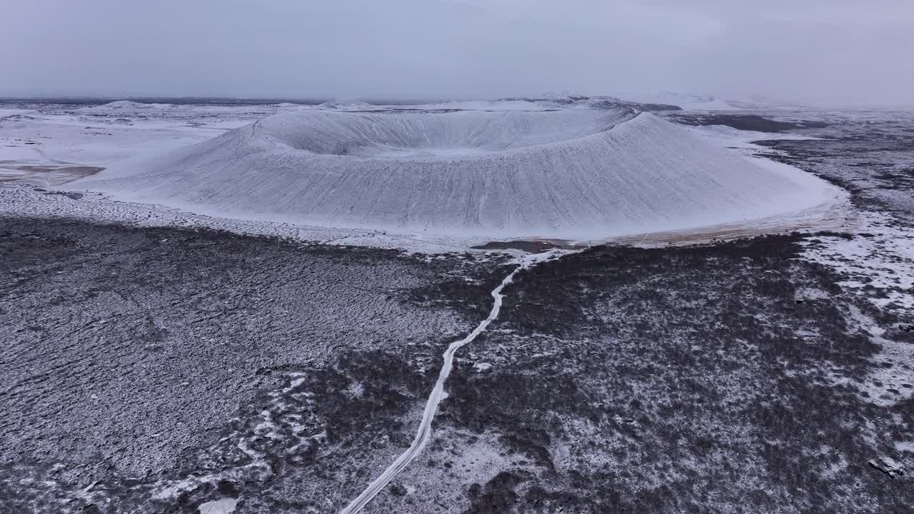 Dramaattinen näkymä lumihuntuisesta Hverfjall-kalderasta talvella, Islanti. Ilmakuva.