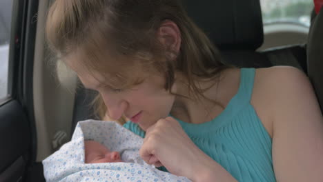 Woman-admiring-with-her-child-in-car