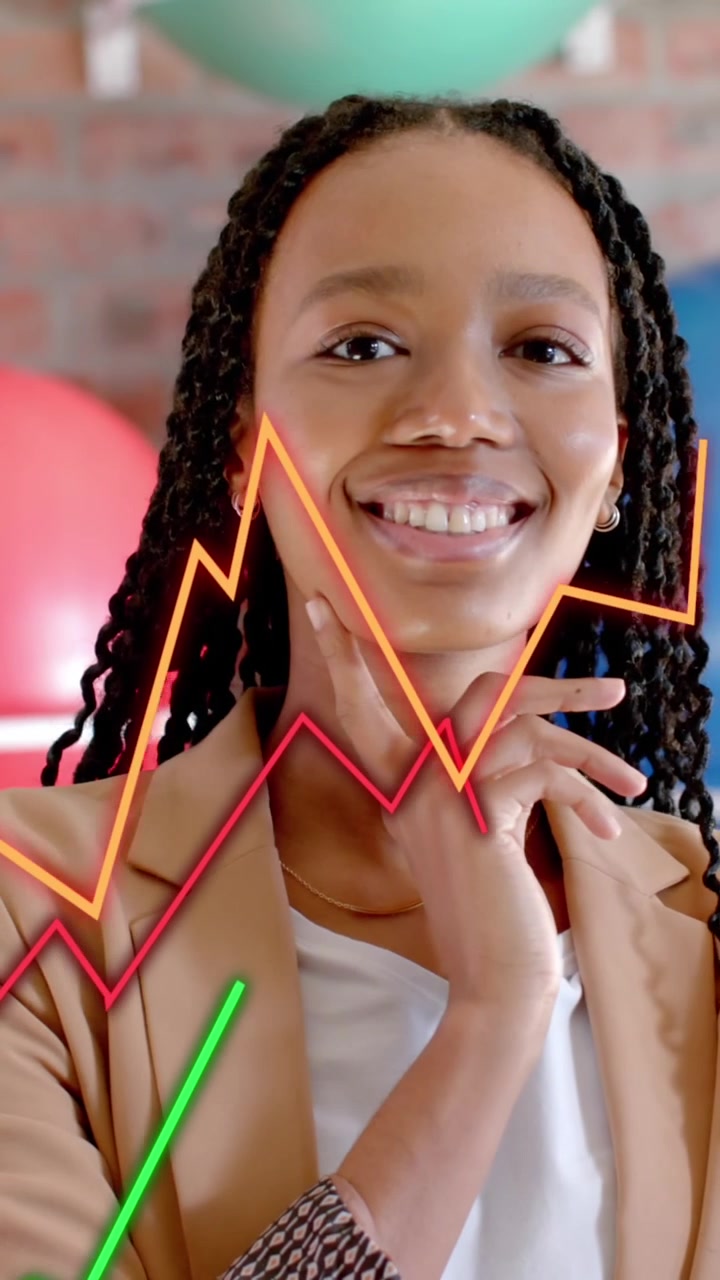 Animazione di diagrammi su una donna d'affari sorridente