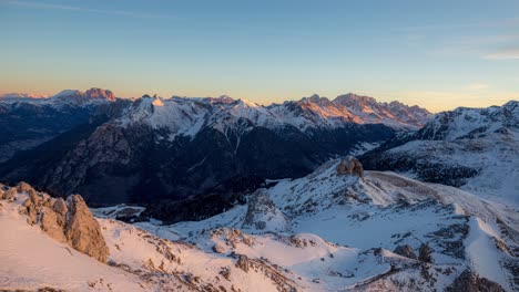 épico-Lapso-De-Tiempo-De-Invierno-Sobre-Los-Picos-Montañosos-Nevados-De-Dolomita