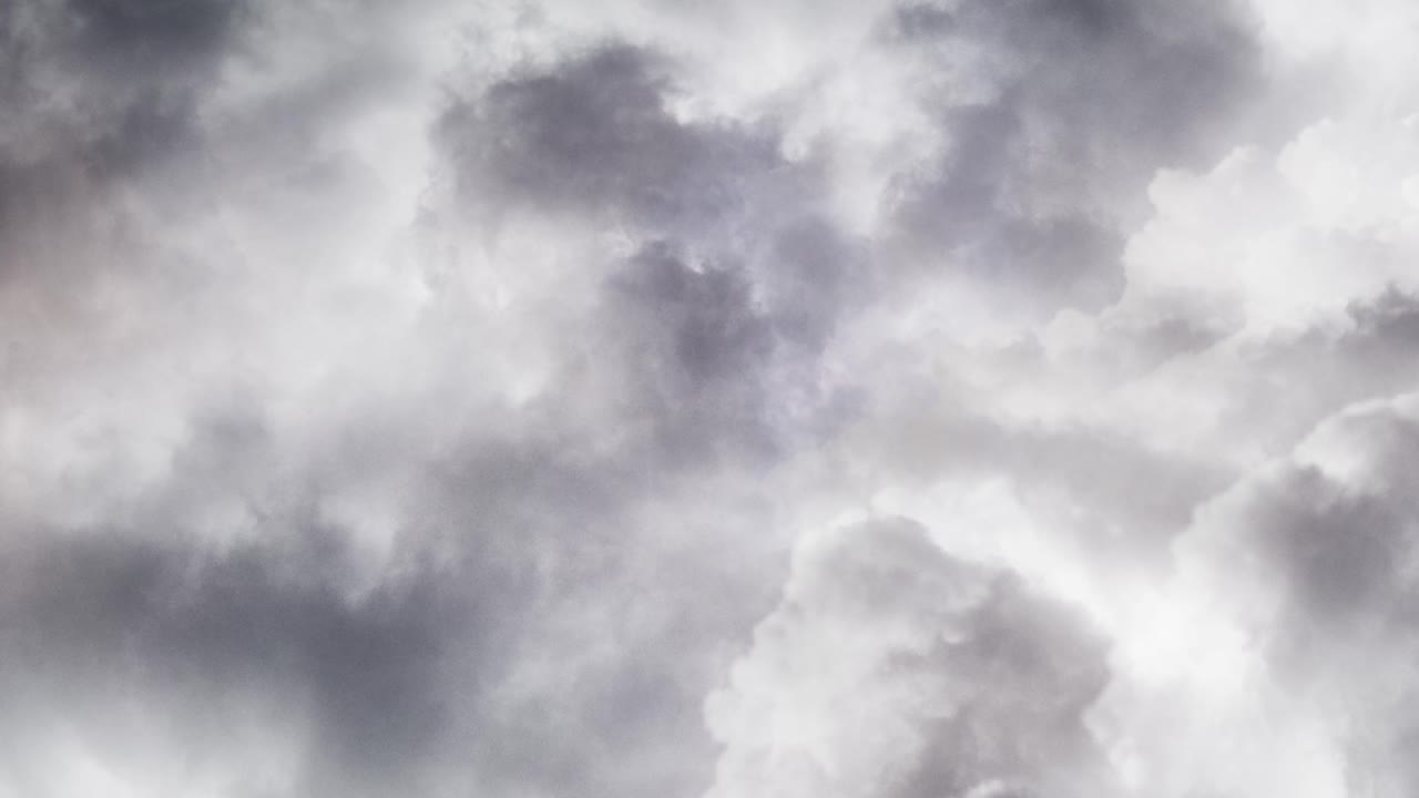 4k 어두운 하늘의 뇌우