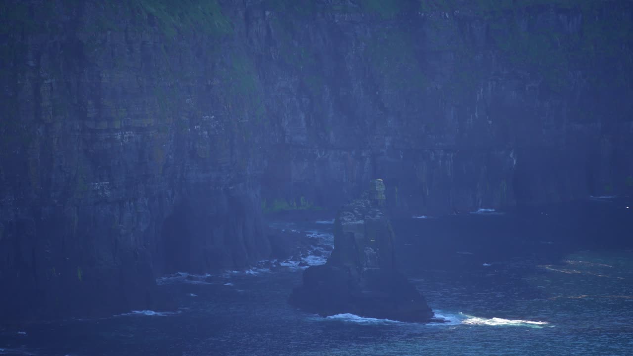 아일랜드 위에 있는 모허의 웅장한 절벽 클레어 카운티의 대서양