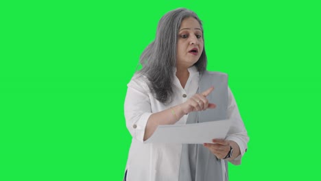 directora india senior hablando en una pantalla verde de una reunión