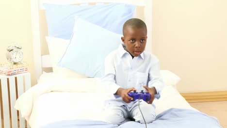 Niño-Afroamericano-Jugando-Videojuegos-En-Su-Dormitorio