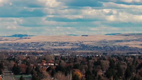 drone disparado en idaho cae de muchos molinos de viento en la distancia