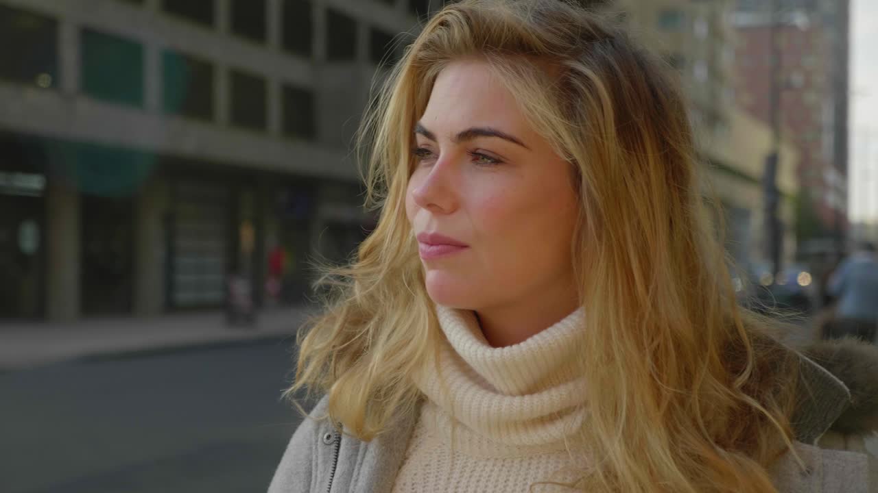 schöne frau schaut aufmerksam in die ferne