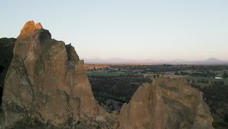 Luftaufnahme-über-Smith-Rock,-Die-Die-Skyline-Enthüllt