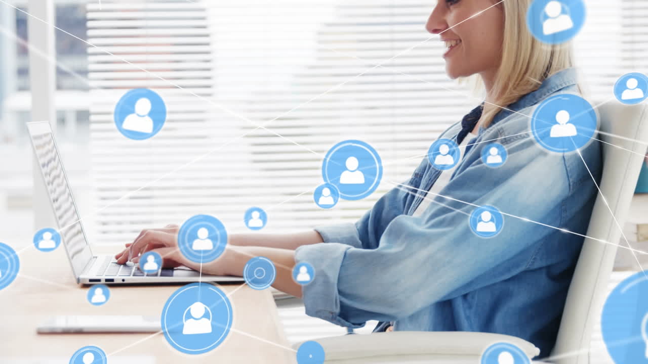 animación de una red de iconos de perfil contra una mujer caucásica sonriendo mientras usa una computadora portátil en la oficina