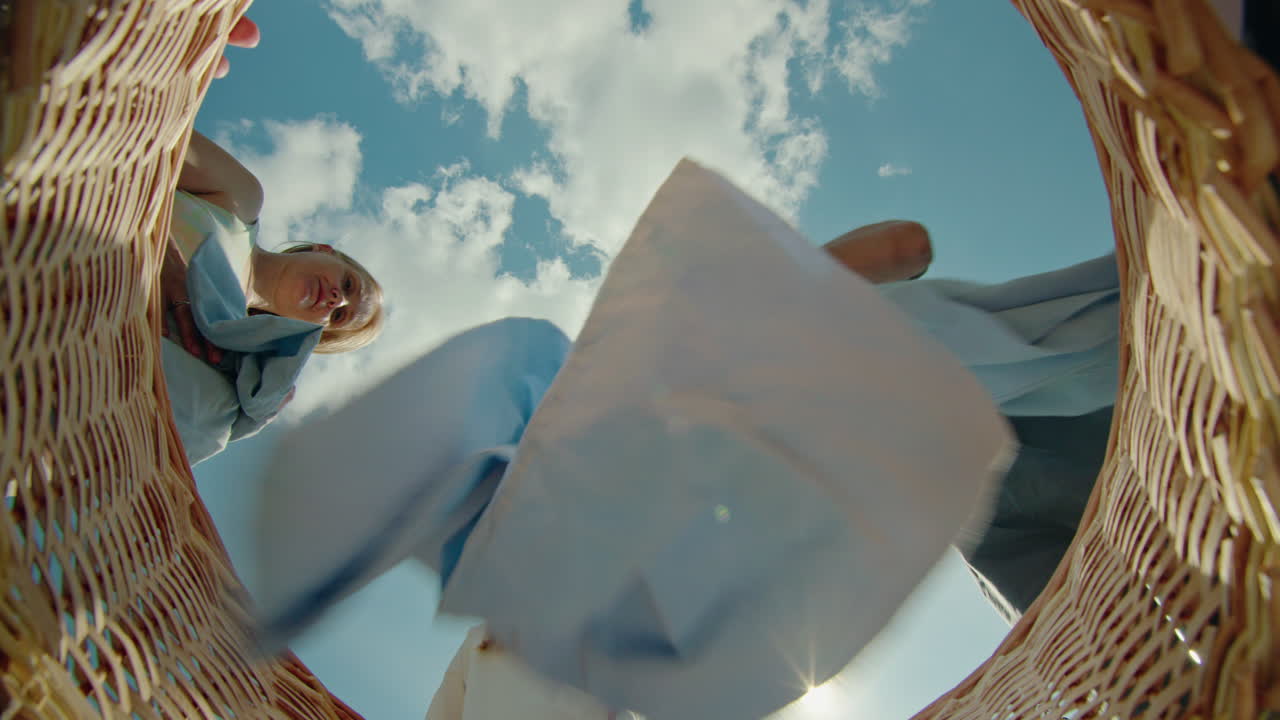 바구니 에 세탁 을 넣는 사람 들