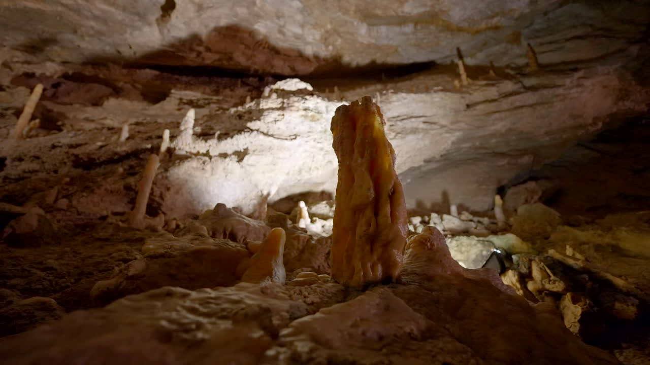 interior de la cueva con estalactitas y estalagmitas