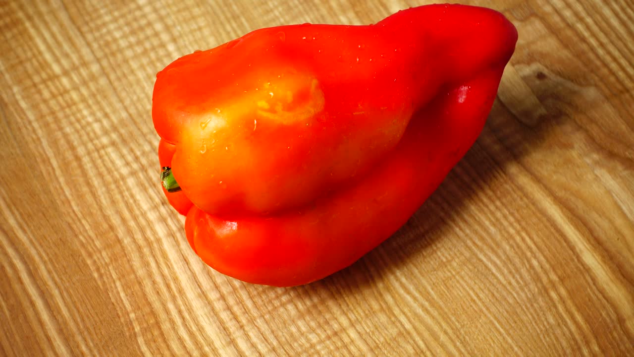 Rød paprika. Fotografering i bevegelse. Fotografering på kjøkkenet.