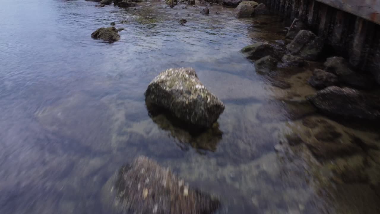 해변에서 바위의 드론 샷