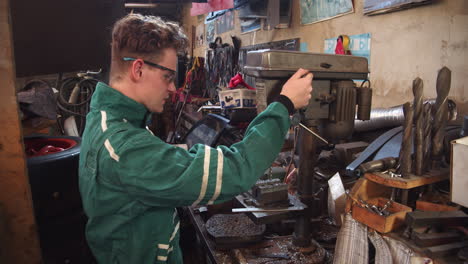 Mecánico-Experimentado-Trabajando-Con-Un-Taladro-En-Un-Taller-De-Automóviles