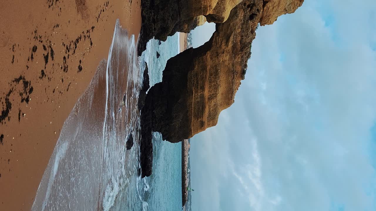 las rocas de ponta da piedade cerca de lagos en el algarve, portugal