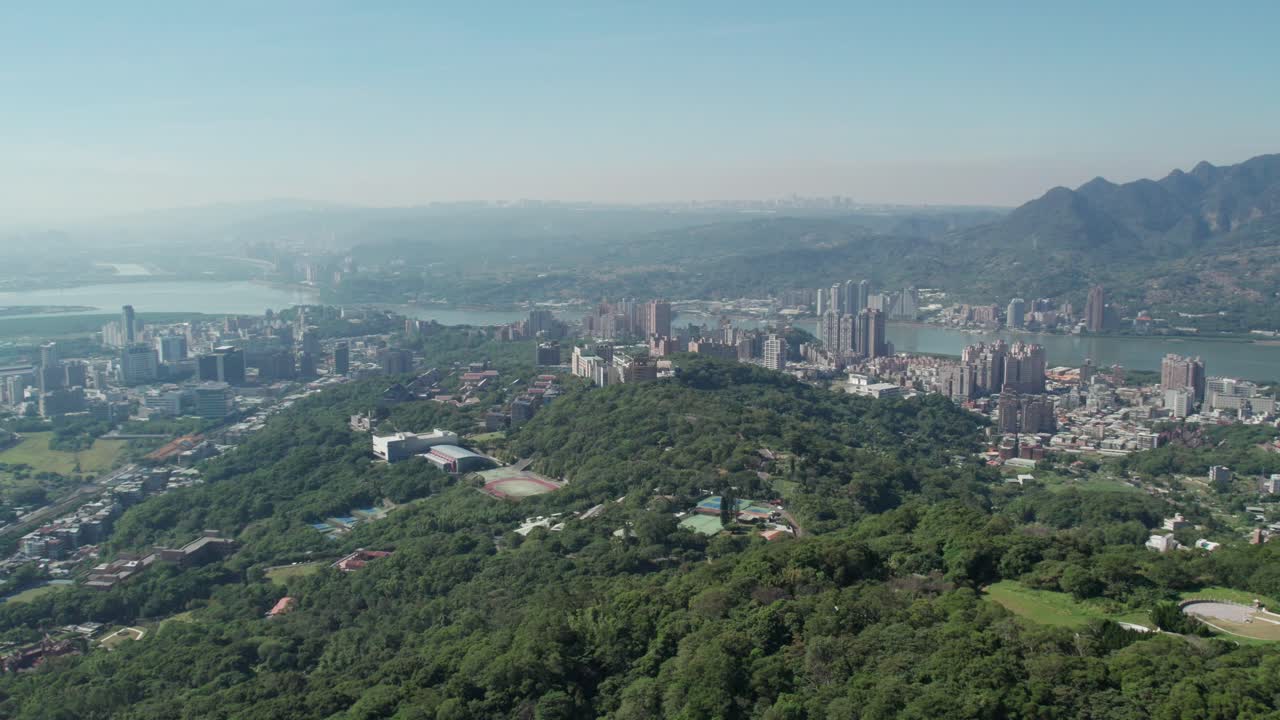 distrito de beitou con el río tamsui, la vegetación exuberante y el horizonte urbano, taipei, aérea