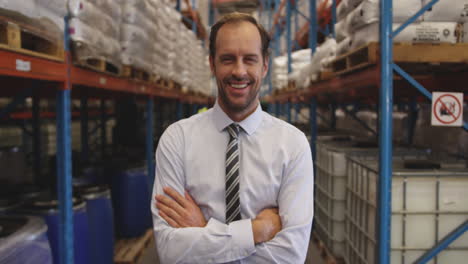 retrato de un gerente masculino sonriendo en un almacén 4k