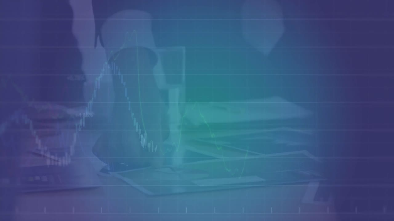 animación de múltiples gráficos, números, sección media de un hombre caucásico explicando el informe a sus compañeros de trabajo