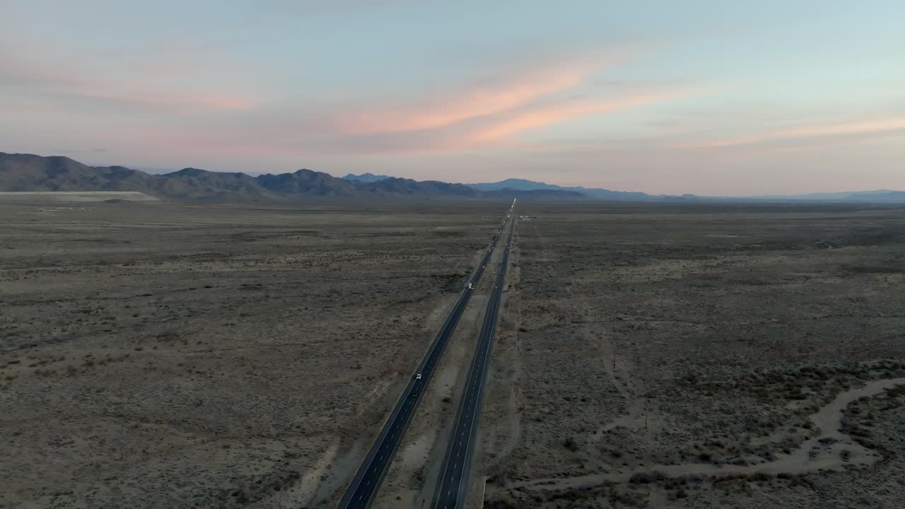 아리조나의 고속도로 93은 사막 풍경과 멀리서 드론 비디오와 함께 원으로 움직입니다.