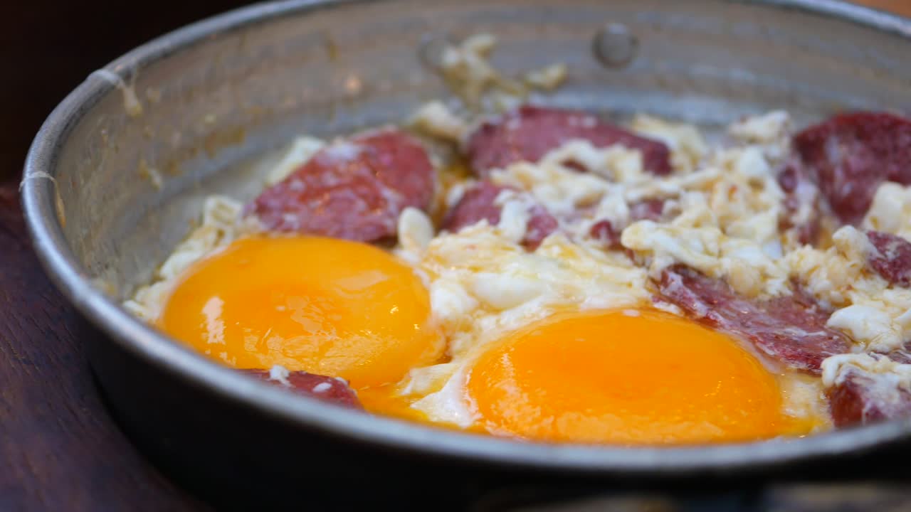 Delicioso desayuno turco: huevos y salchicha en una sartén