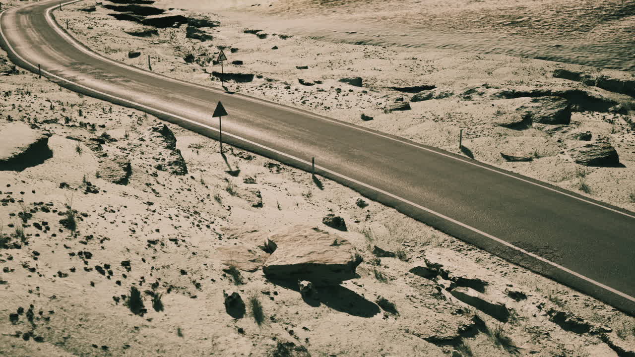 사막의 빈 도로