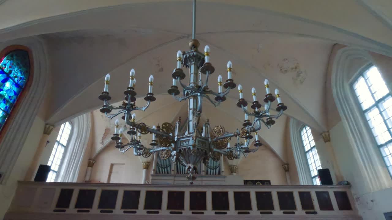 라트비아 북부 비지메 의 스트라우페 마을 에 있는  ⁇ 스트라우페 성 과 스트라우페 복음주의 루터 교회