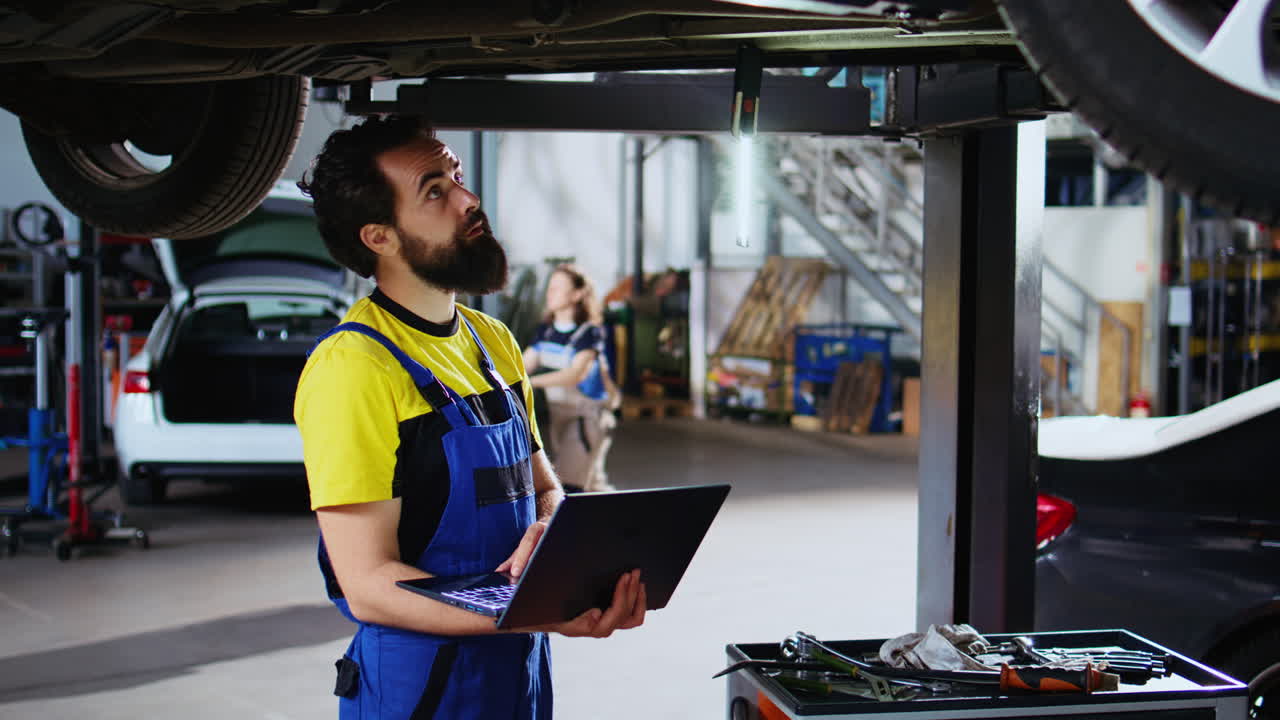 el reparador busca en línea piezas de automóviles nuevas