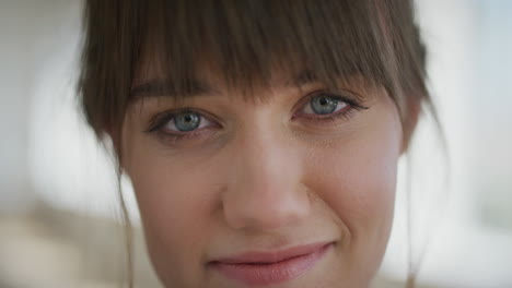 retrato de una hermosa mujer joven sonriendo mirando suavemente a la cámara hermosa mujer piel perfecta de cerca ojos azules bonitos serie de personas reales