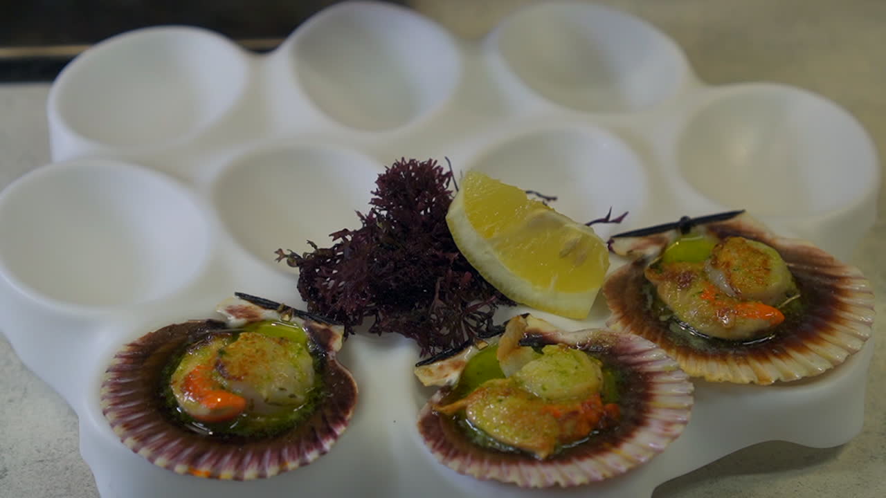 vieiras a la plancha con salsa de limón, ajo y perejil