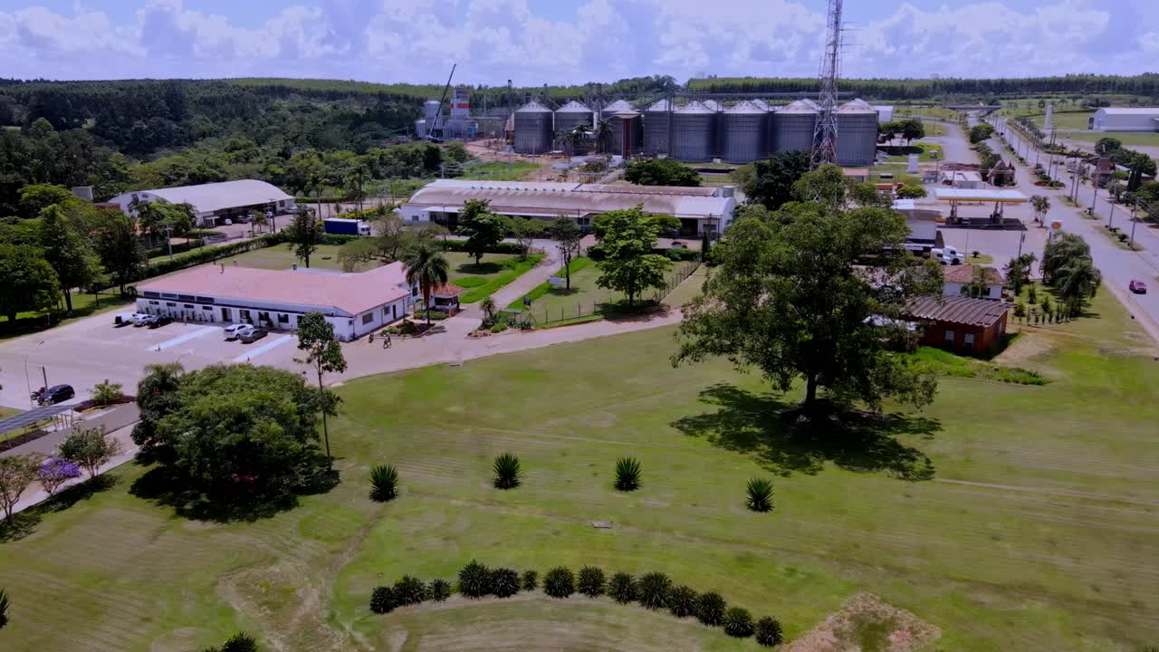 vista de drones de edificios agrícolas y silos cerca de la ciudad de campo grande