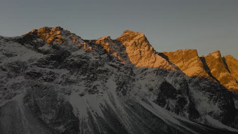 Las-Montañas-Rocosas-De-Trollveggen-Durante-El-Invierno-Al-Amanecer-En-Noruega