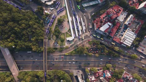 Vista-Aérea-De-Hiperlapso-De-Drones-De-Arriba-Hacia-Abajo-De-La-Autopista-Del-Centro-De-La-Ciudad-De-México-Llena-De-Autos