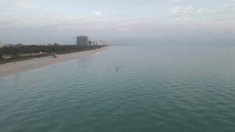 Single-Paddleboarder-Ist-Früh-Am-Ruhigen-Morgen-Allein-Vor-Miami-Beach