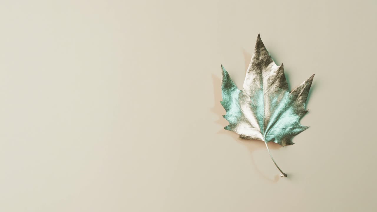 video de la hoja metálica de otoño de halloween con espacio de copia sobre fondo amarillo