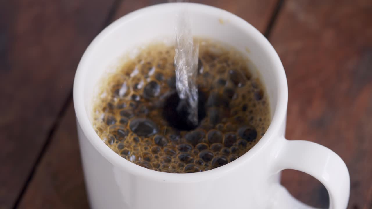 아침에 커피 한 잔을 만들어