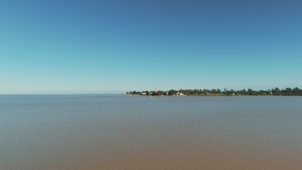 vista a vista de pájaro del embalse del río hondo en las termas de la península del río hondo, santiago del estero, argentina