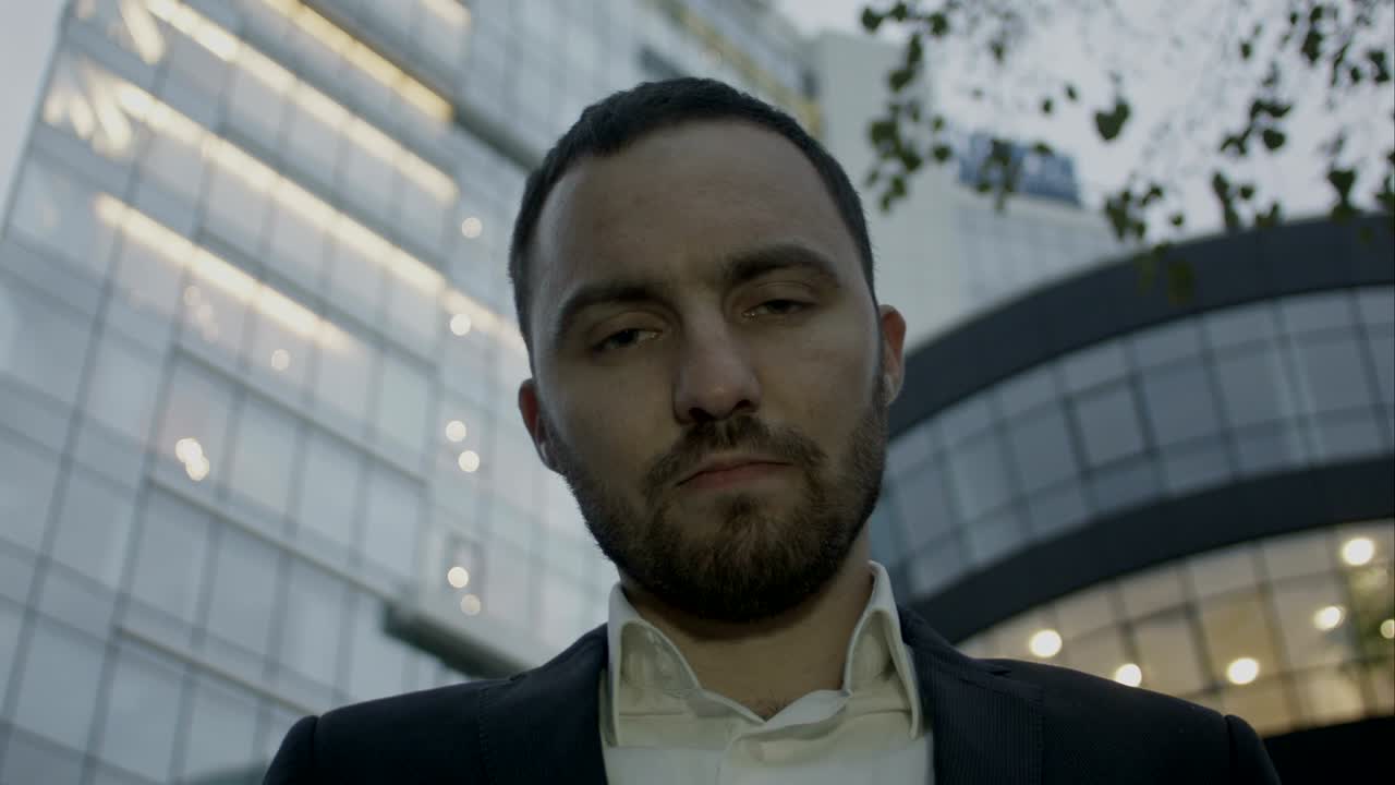 бизнесмен делает угостительный жест пальцем