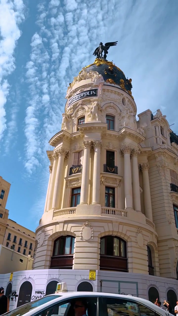Madrid, Spagna, 8 agosto 2025: L'architettura iconica dell'Edificio Metropolis a Madrid, Spagna.