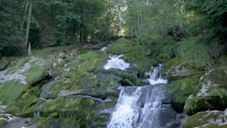 Ein-Schnell-Fließender-Alpiner-Wasserfall