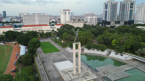 Drones-Rodean-El-Icónico-Monumento-A-La-Liberación-De-Irian-Occidental-En-El-Centro-De-Yakarta,-Indonesia