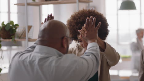 Glückliche-Geschäftsleute,-Die-Den-Erfolgreichen-Unternehmenssieg-Feiern.-Kollegen,-Die-Bei-Einer-Bürobesprechung-Einen-High-Five-Feiern,-Genießen-Siegenden-Erfolg