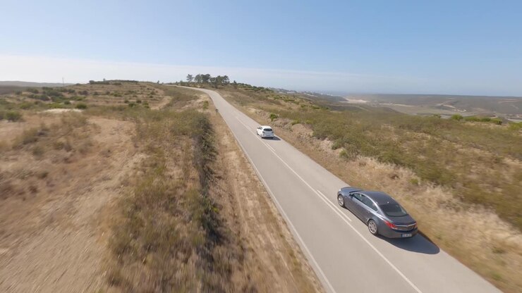 Persecución automovilística aérea a alta velocidad